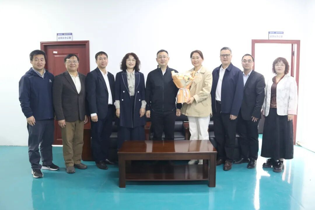 学校领导走访慰问女教职工