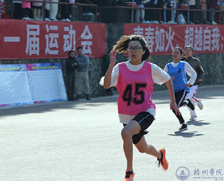 努力拼搏，厚积薄发，勇夺双冠——专访第三十一届校运会女子100米田径赛、跳远双冠军黄小玲