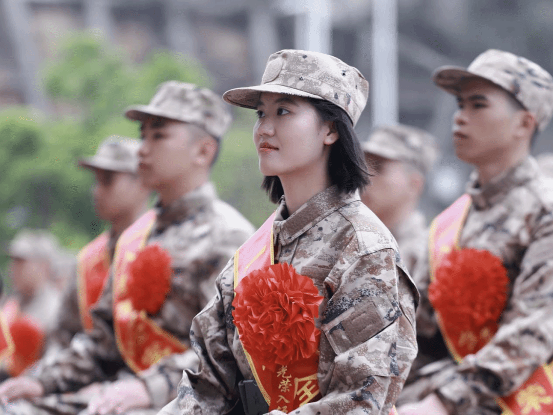 飒！巾帼不让须眉，她解锁军营新身份
