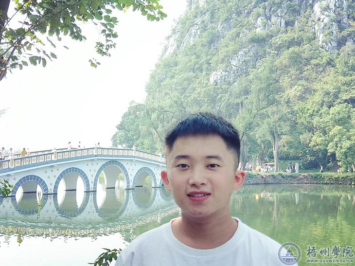 [优秀毕业生]大学四年，我与哲学相伴 ——记2021年广西区优秀毕业生杨鑫