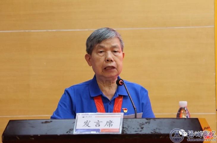 有一分热就发一分光——记学校离退休老党员李开雄