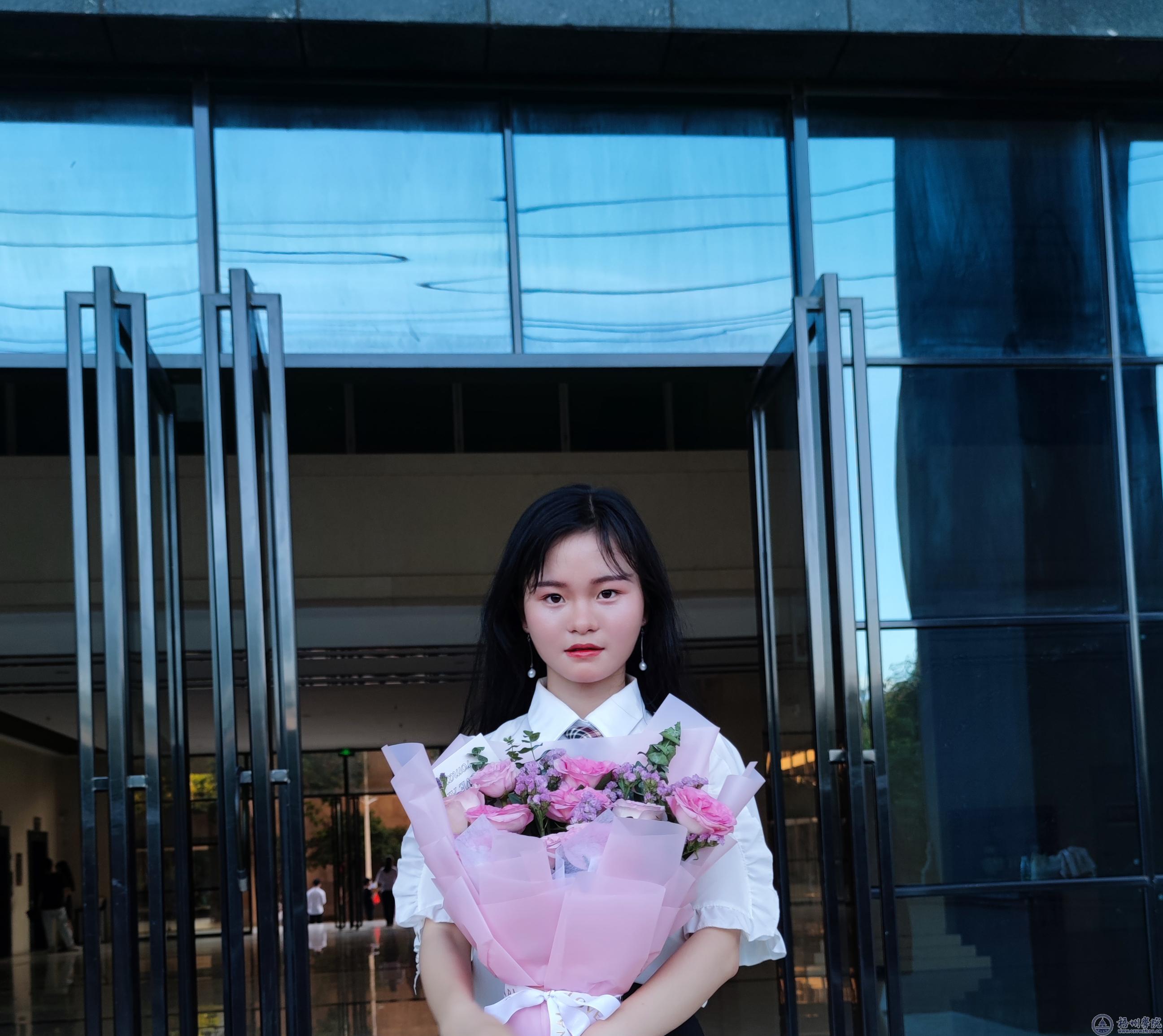 坚持与未来挂钩，自律将梦想点亮 ——记2022年广西区优秀毕业生杨琴